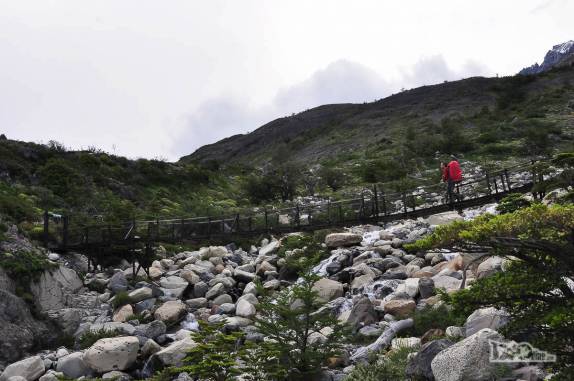 Uma ponte nos ajuda a atravessar um rio de degelo no Parque Nacional Torres del Paine, no sul do Chile